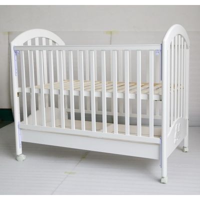 Hot selling baby bed with storage drawer