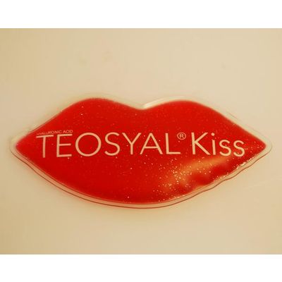 2015 hot sale custom gel ice pack with lip shape and glitter