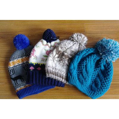 knitted hat with top ball pom